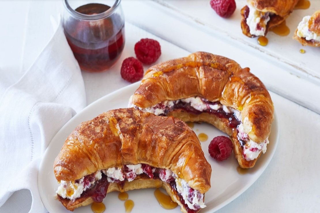 Сroissant with berries and cream